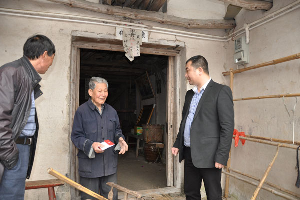 下着朦朦细雨,俞建国书记冒着细雨先后慰问了大若岩镇上湾村陈继孝,黄