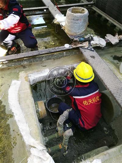 南京金日玻璃钢冷却塔集水槽漏水修补堵漏